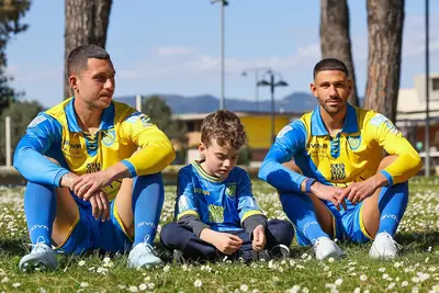La maglia speciale della Carrarese