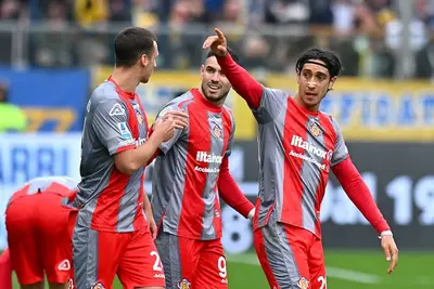 Esultanza della Cremonese per il gol di Maleh