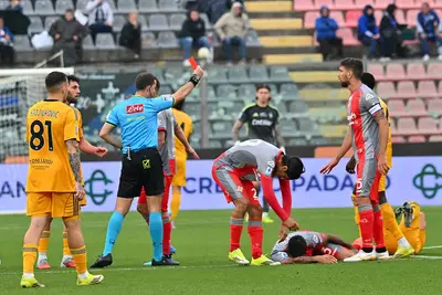 L'arbitro espelle Loyola per il fallo su Pezzella