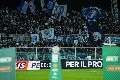 Tifosi del Pescara allo stadio Adriatico