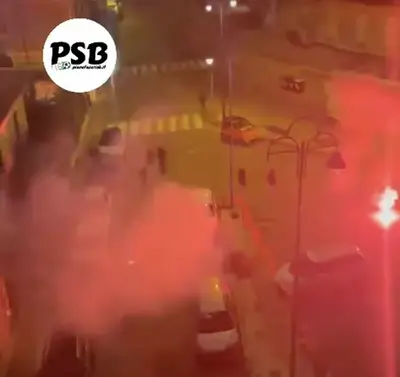 Screen del video dei petardi esplosi sotto l'hotel del Catanzaro