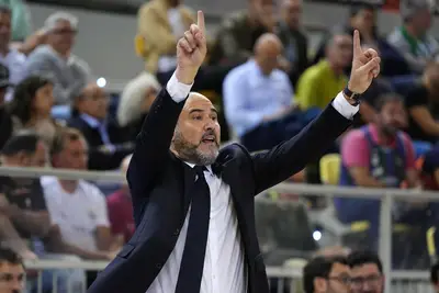 Chus Mateo indica la strada ai suoi