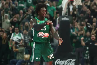 Nunn, Panathinaikos festeggia una tripla contro l'Olimpia