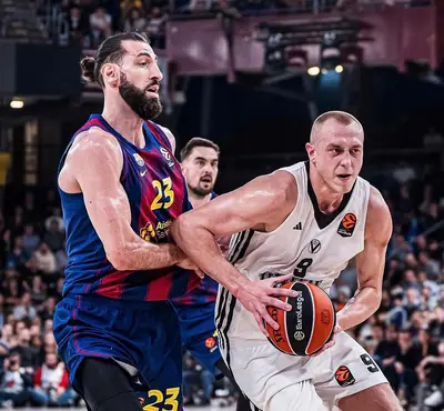 Alen Smailagic in azione contro Shengelia