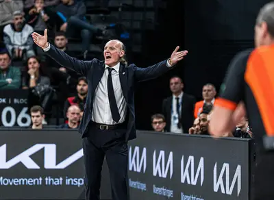 Dusko Ivanovic sulla panchina della Virtus contro l'Efes