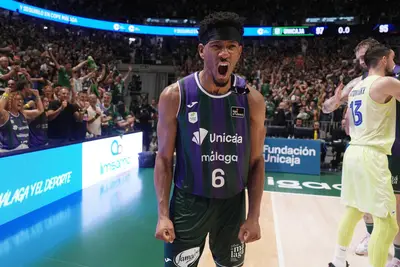 Kameron Taylor esulta dopo la stoppata decisiva su Satoransky