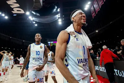 Valencia espugna il Pireo