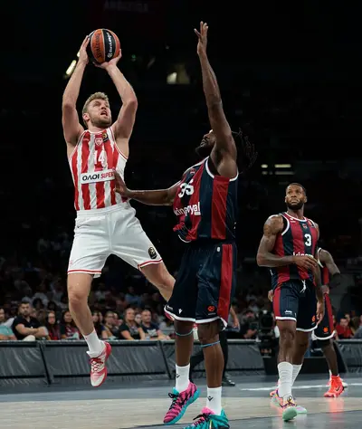 SASHA VEZENKOV protagonista nel successo contro il Baskonia
