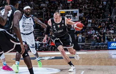 Alen Smailagic in azione con la Virtus