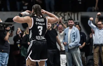 Carsen Edwards festeggia il tiro della vittoria