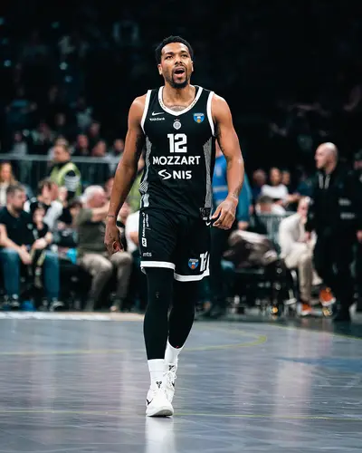 Brown domina Valencia