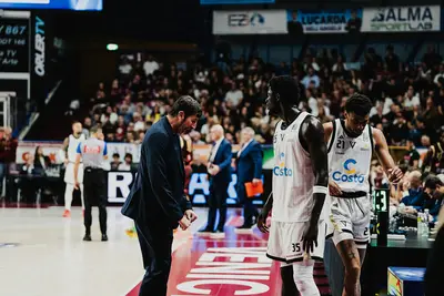 Alex Mumbrù fornisce indicazioni alla sua Virtus