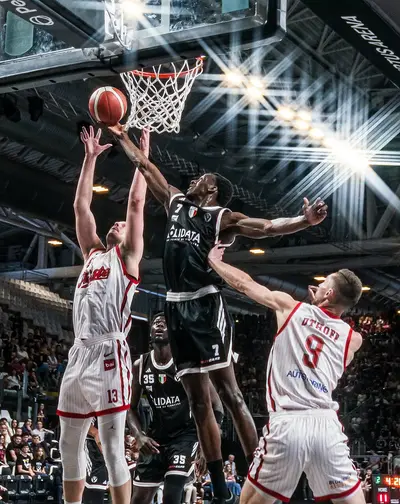 Saliou Niang in azione con la Virtus