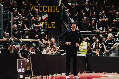 Alex Mumbrù allena la sua Virtus