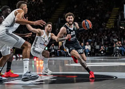 Cordinier accerchiato da maglie Real Madrid