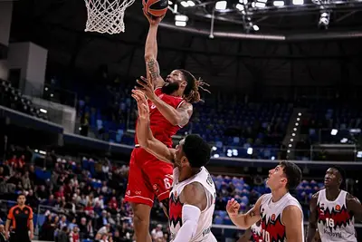 Booker a canestro contro Baskonia