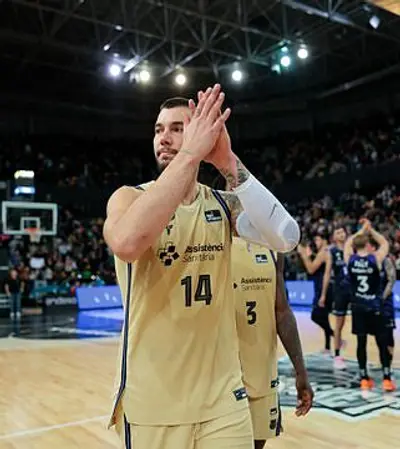 Willy Hernangomez saluta i suoi tifosi