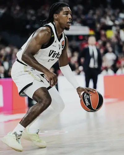 Marcus Carr in azione con la Virtus