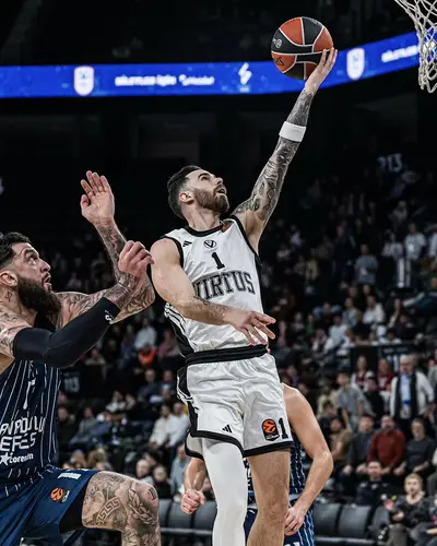 Luca Vildoza in azione con la Virtus