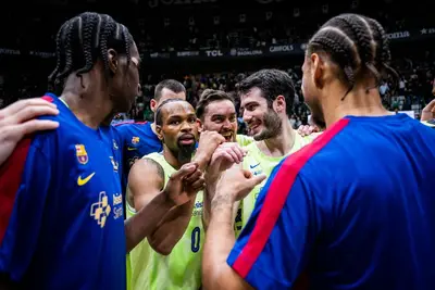 I giocatori del Barça a raccolta dopo la vittoria