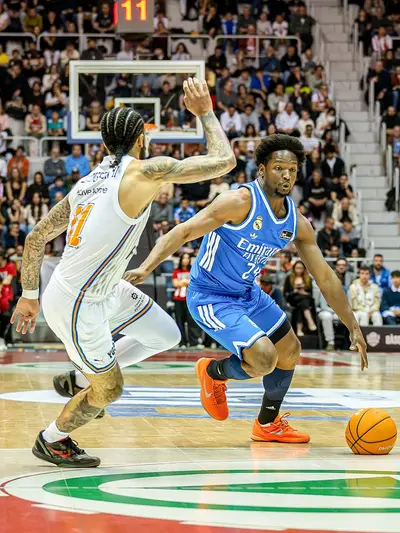 Feliz attacca Livingston