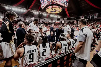 Alex Mumbrù e la Virtus durante un time out