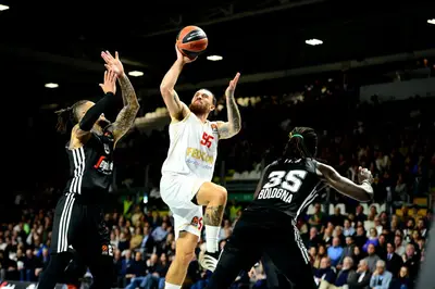 Mike James tira contro Hackett