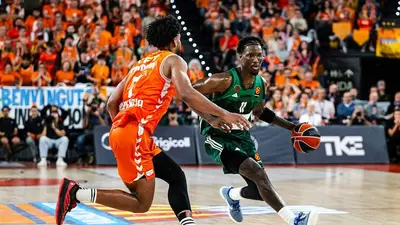 Nigel Hayes-Davis, che giocata vincente alla Roig Arena