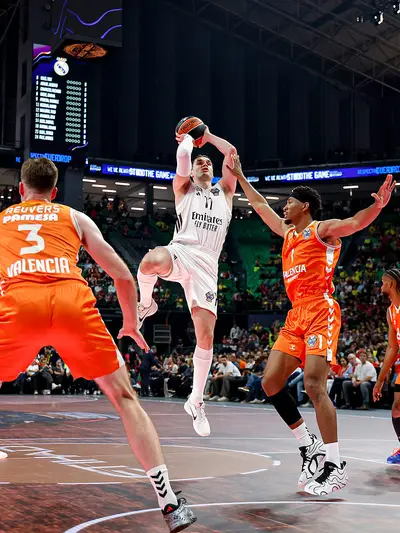 Hezonja al tiro contro Taylor