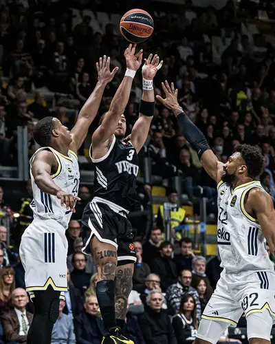 Carsen Edwards in azione con la Virtus
