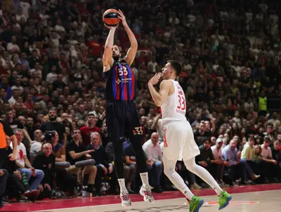 Nikola Mirotic in maglia Barça al tiro contro Filip Petrusev nel 2022