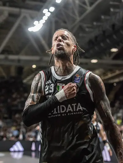 Daniel Hackett in azione con la Virtus ai Playoff vs Trento