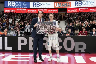 L'accoglienza speciale per Andrea De Nicolao