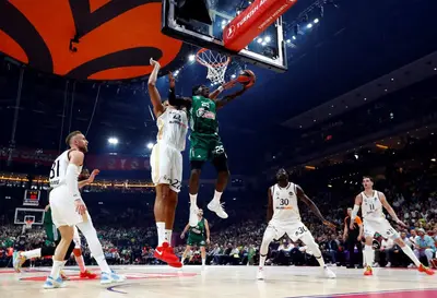 Nunn va a canestro contro Tavares nella finale di Eurolega 2024