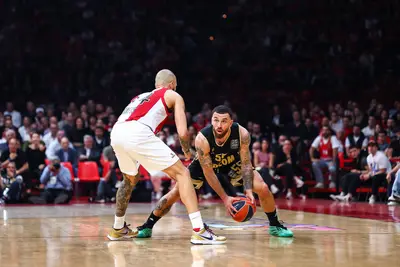 Mike James contro Fournier
