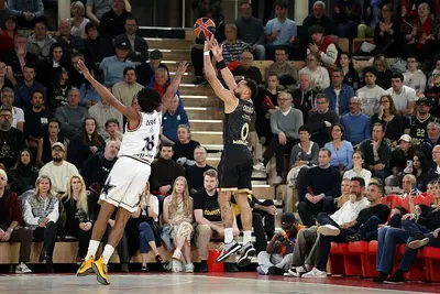 Okobe tira contro Leday