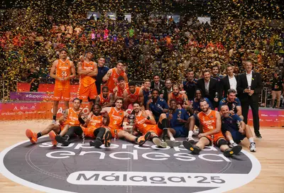 Valencia e la foto di rito da campione di Supercopa 2025