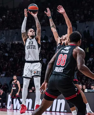Daniel Hackett in azione contro l'Olympiacos