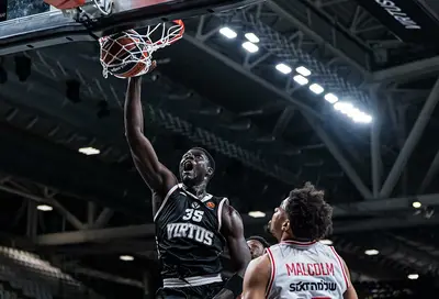 Momo Diouf in azione contro l'Hapoel Tel Aviv