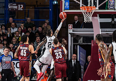Daniel Hackett in azione con la Virtus