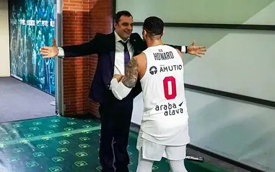 L'abbraccio tra Paolo Galbiati e Markus Howard dopo la vittoria a Malaga