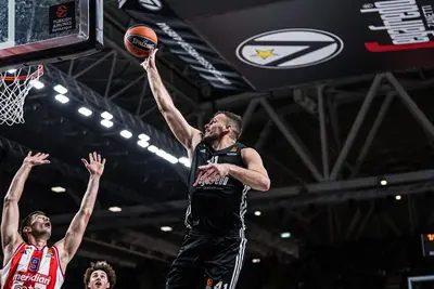 Ante Zizic appoggia la palla al ferro