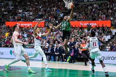Hunt a canestro contro Baskonia