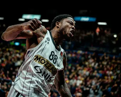 Tyrique Jones esulta