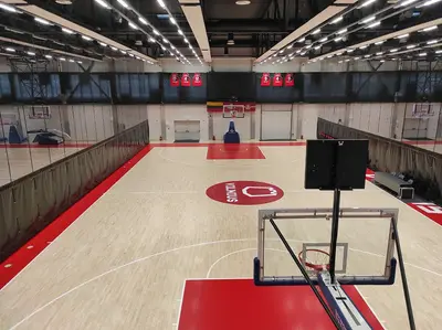 NBA Basketball School dall'interno - da notare le casacche di Valanciunas e Kaukenas appese