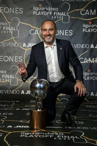 Chus Mateo festeggia la Liga 2025