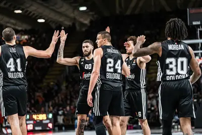 I giocatori della Virtus Bologna si danno il 5