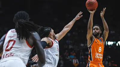 Jean Montero in azione di tiro contro Hapoel