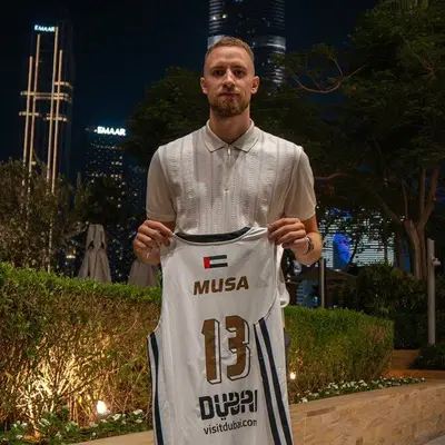 Musa posa in maglia Dubai BC