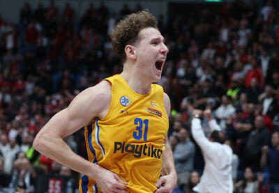 Jokubaitis esulta col Maccabi sua, oramai, ex squadra